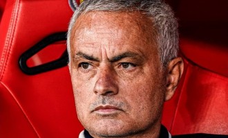 名帅的格局！本菲卡球迷向恩佐投掷水瓶，穆里尼奥主动上前劝阻