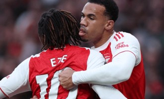 2-1险胜！乌龙球+红牌，阿森纳掀翻切尔西，曼城被甩开5分